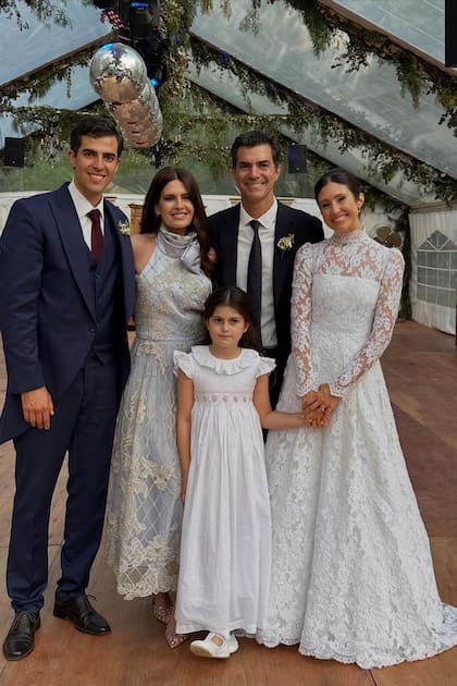 Los novios junto a Juan Manuel, Isabel y Belita donde después se desplegó la pista de baile