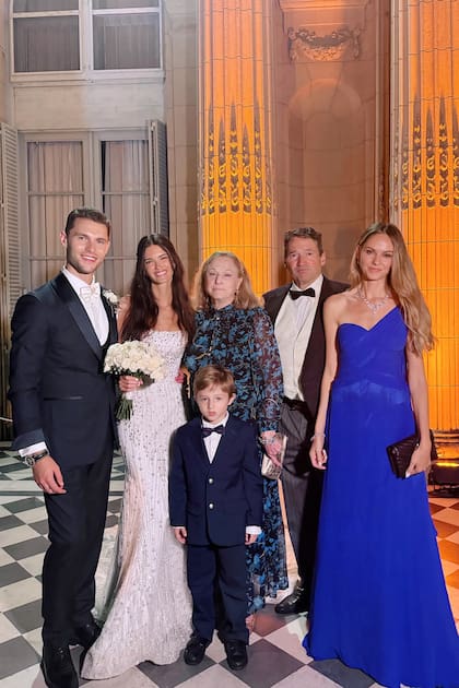 Los novios junto a la abuela de Sofía, Alexandra Hufty (que a los 90 años viajó especialmente desde Estados Unidos para estar con su nieta), Mike Reynal, Mauara Mariussi y el benjamín de la familia, Alexis.