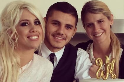 Los novios junto a la wedding planner Sofía de Carabassa, la misma que organizó la boda de Wanda con Maxi López