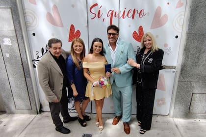 Los novios junto a los padres de la actriz y la madre de Alé