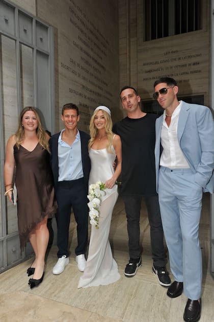 Los novios junto a sus testigos de casamiento