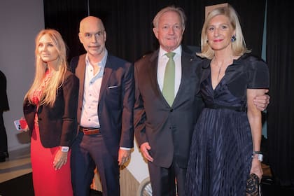 Los novios junto a Woods Staton, Executive Chairman de Arcos Dorados y presidente honorario de Casa Ronald y su mujer, Erica Roberts.