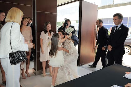 Los novios llegaron a Costa Salguero juntos, poco después del mediodía. Los recibió Valentina, la hija de Juliana.