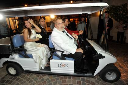 Los novios llegaron en un pequeño carrito al festejo