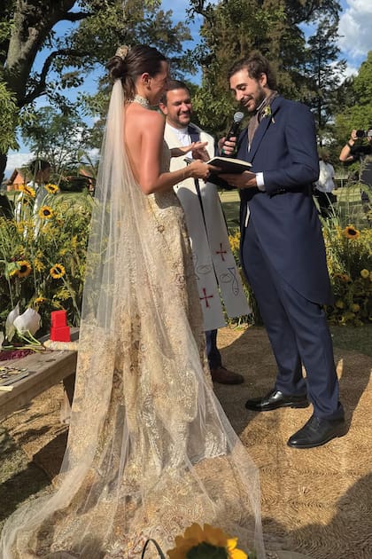 Los novios, Olivia y Borja, intercambiaron sus votos: se comprometieron a tratarse con amor, respeto y empatía, trabajar en equipo, cuidarse y divertirse juntos.