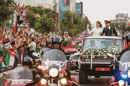 Los novios partieron al Palacio Al Husseiniya en la llamada “caravana roja”, un vistoso desfile nupcial por las calles de la capital que se remonta a la época del rey Abdalá I (1882-1951), el fundador del país.