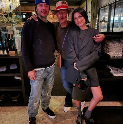 Los novios posan con Gaby Álvarez.