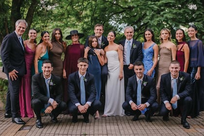 Los novios posan con sus respectivas familias. Parados y de izquierda a derecha: Alejandro Figueiras, Milagros Figueiras, “Nachi” Bredeston, Lulu Bosch, Luisa Mackinnon, Manuela Bosch, Ignacio Bosch hijo (el novio), Solana Figueiras (la novia), Ignacio Bosch, Josefina Bosch, Jacinta Bosch, Trinidad Figueiras y Carmela Figueiras