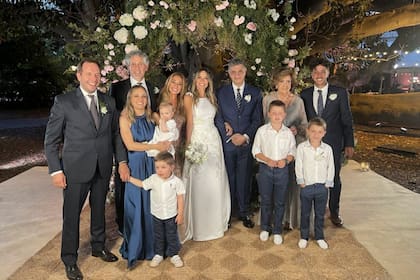 Los novios posan junto a la mamá de Macri, Alicia Boga y parte de sus familias.