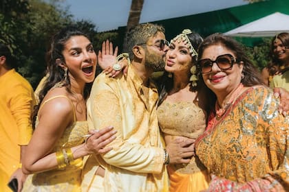Los novios, protagonistas de varios días de
celebraciones, posan con la actriz y su madre,
Madhu.