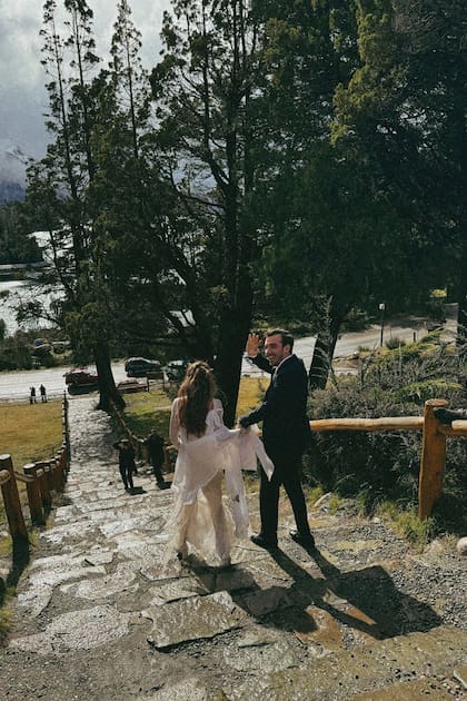 Los novios salen de San Eduardo para ir al lugar de la fiesta, una propiedad de la familia Blaquier junto al Nahuel Huapi.