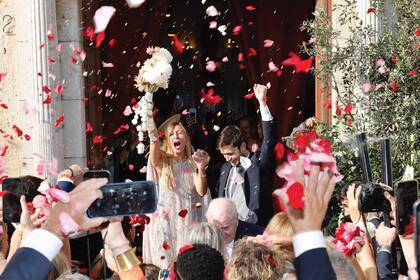 Los novios saludan en el atrio. Marc Piqué, el hermano menor del ex futbolista, se casó con María Valls, una joven de alta alcurnia catalana.