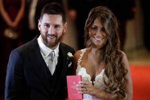 Los novios saludando en la alfombra roja