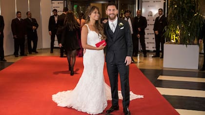 La novia lució un vestido de Rosa Clará corte sirena hecho en tul de seda y encaje; el novio lució elegante con un traje de Giorgio Amrani