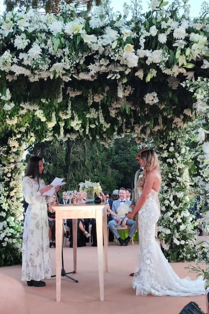 Los novios se casaron bajo una imponente pérgola de flores blancas.