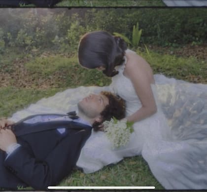 Los novios se tomaron fotos en el jardín de la propiedad donde celebraron la boda íntima