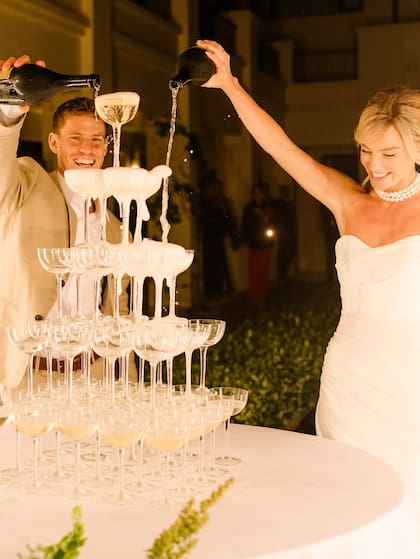 Los novios sirvieron una pirámide de copas de champagne antes del brindis