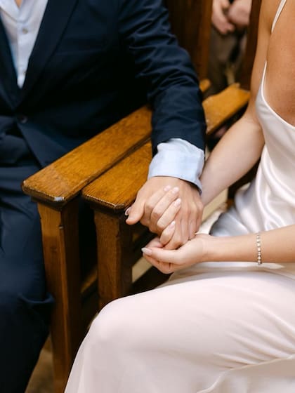 Los novios, tomados de la mano durante la ceremonia