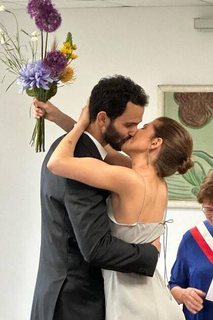 Los novios, Ugo Arnopoulos y Renata Oliva, se besan felices después de haber dado el "sí, quiero" en una ceremonia civil.