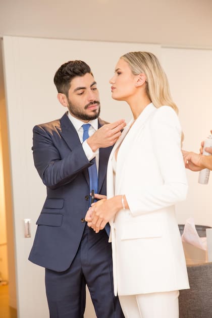 Los novios, ultimando los detalles antes de salir rumbo al Registro Civil