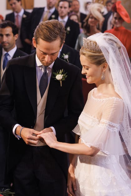 Los novios viven en Londres: él trabaja en gestión de inversiones y ella, que estudió Diseño de Moda en Parsons School of Design, en el sector textil