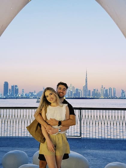 Los novios viven una vida que sortea entre los viajes y el trabajo constante
