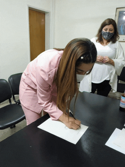 Los novios y las testigos, los únicos presentes en el registro civil de Derqui