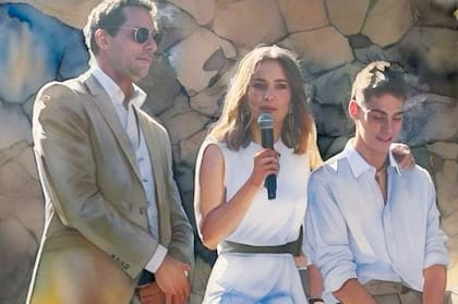 Los novios y Silvestre en un momento emotivo de la ceremonia, a la que asistieron 120 invitados.