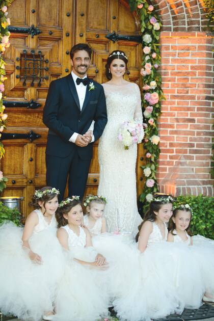 Los novios y su cortejo: Donatella y sca –hijas de Natalia Monteferrario, prima de Ara–, Camila y Florencia –hijas de Mabby Autino– y Katia.