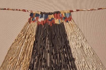 Los nudos realizados sobre coloridas cuerdas de algodón, fibras animales, plantas, plumas o cabello humano conformaron el sistema contable de la antigua civilización Inca, y se supone funcionaron también como un código de escritura