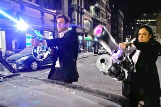 Chris Hemsworth ya es un Hombre de negro en el nuevo trailer de la película