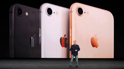 Los nuevos colores del iPhone 8, en la presentación de Phil Schiller