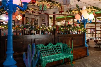 Los nuevos dueños reabrieron en 2025 con mejoras en margaritas y cambios de ambientación, pero las reacciones fueron mixtas