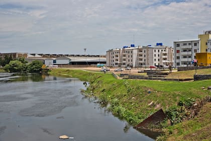 Los nuevos edificios construidos en el predio conocido como Mundo Grúa, separados de la vera del Riachuelo; la Corte determinó que nadie puede vivir a menos de 35 metros de la cuenca