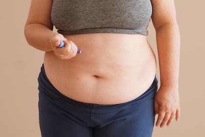 Los nuevos fármacos, como los análogos del GLP-1, se incorporan como herramientas eficaces dentro de programas integrales, aunque no reemplazan los cambios de hábitos