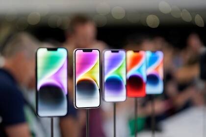 Los nuevos iPhone 14 en exhibición en un evento de Apple, en la sede de la empresa en Cupertino, California, el 7 de septiembre de 2022. (Foto AP/Jeff Chiu, archivo)