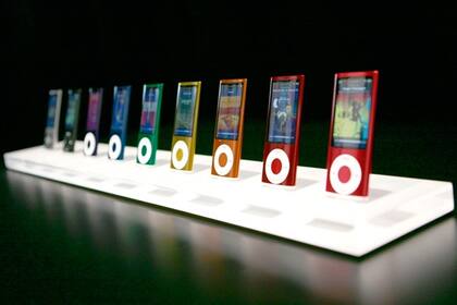 Los nuevos iPod Nano, luego de la presentación de Apple. Este modelo es el que recibió la mayor cantidad de modificaciones, al incorporar una cámara y parlante