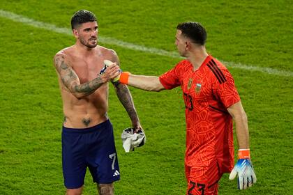 ¿Los nuevos referentes? Rodrigo De Paul y Emiliano 'Dibu' Martínez se disputan la cinta de capitán