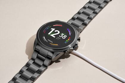 Los nuevos relojes Fossil Gen 6 tienen una pantalla de 1,28 pulgadas, cajas de 42 o 44 mm y corren WearOS 2; recibirán una actualización a la versión 3 (desarrollada junto a Samsung) en 2022