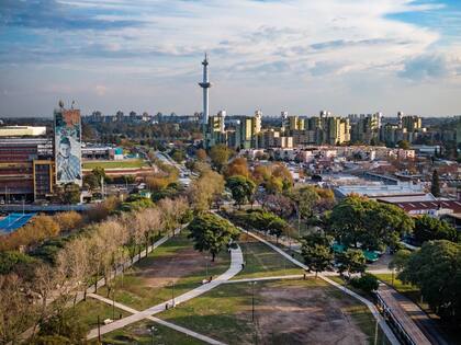 Los nuevos senderos zizagueantes se ven en la intervención del Boulevard Rabanal; de fondo, la torre del Parque de la Ciudad