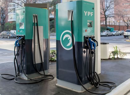 Los nuevos surtidores eléctricos en la estación de servicio YPF ACA Palermo