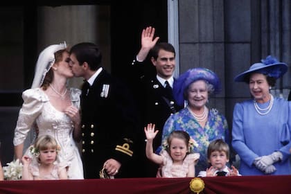 LOS NUEVOS YORK. La boda del príncipe Andrés y Sara Ferguson –el duque y duquesa de York–, celebrada el 23 de julio de 1986. En el balcón, junto a la Reina y los recién casados, están la Reina Madre, el príncipe Eduardo y el príncipe William, de sólo 4 años.