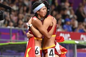 China censura una imagen de dos atletas abrazándose porque recuerda a Tiananmen