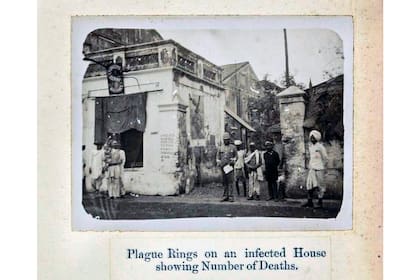 Los números escritos en la pared de esta casa en Bombay muestran el crecimiento de casos