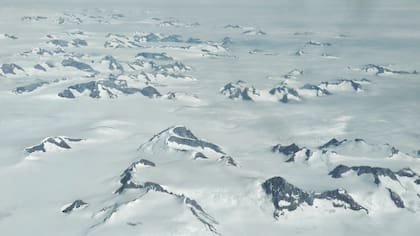 Los nunataks los picos montañosos rodeados de un campo de hielo