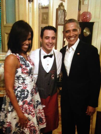 Los Obama con su camarero, Reinier Mely, anoche en La Habana