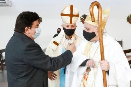 Los obispos Poli y Torres Carbonell reciben el saludo del intendente Espinoza