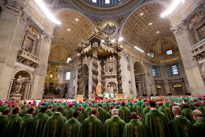 Los obispos y cardenales oran mientras el Papa Francisco celebra la misa de apertura del Sínodo de los obispos, en la Basílica de San Pedro en el Vaticano, el domingo 4 de octubre de 2015.