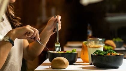 Los objetivos son los cambios progresivos del modo de vida, que abarca comprar mejor, cocinar menos cantidad, ser vegetariano a tiempo parcial, ser activo aún sin ir al gimnasio y aprender a gestionar emociones sin usar comida como estrategia de afrontamiento