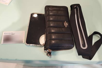 Los objetos personales de la clienta, recuperados por la Policía de la Ciudad